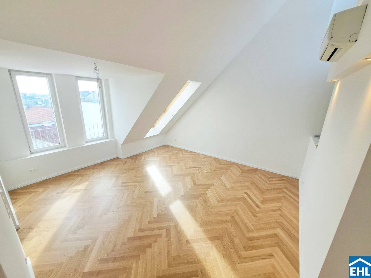 Top floor maisonette apartment near the subway