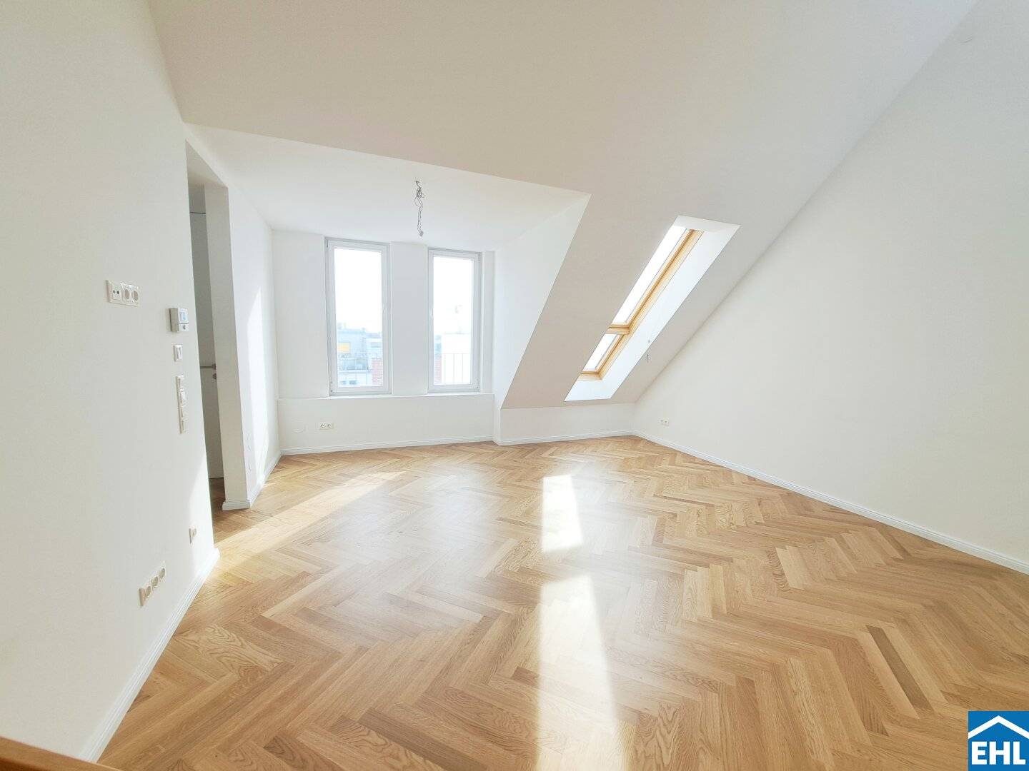 Top floor maisonette apartment near the subway