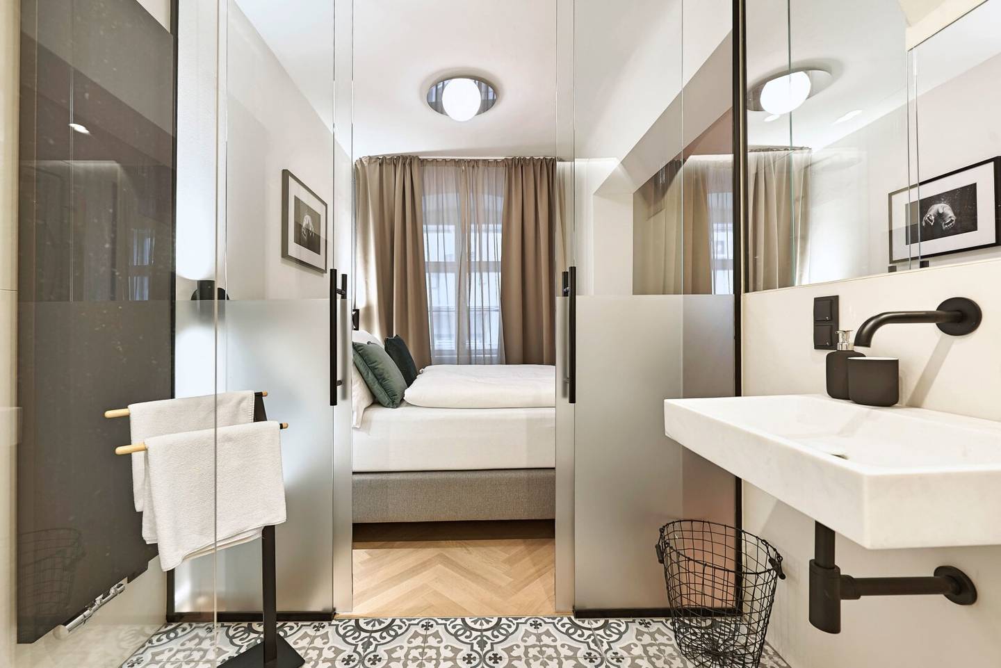 Top location near U1 and U3 Stephansplatz! Fully renovated old town apartment in a refined, quiet inner-city pedestrian zone