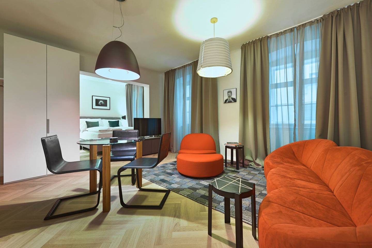 Top location near U1 and U3 Stephansplatz! Fully renovated old town apartment in a refined, quiet inner-city pedestrian zone