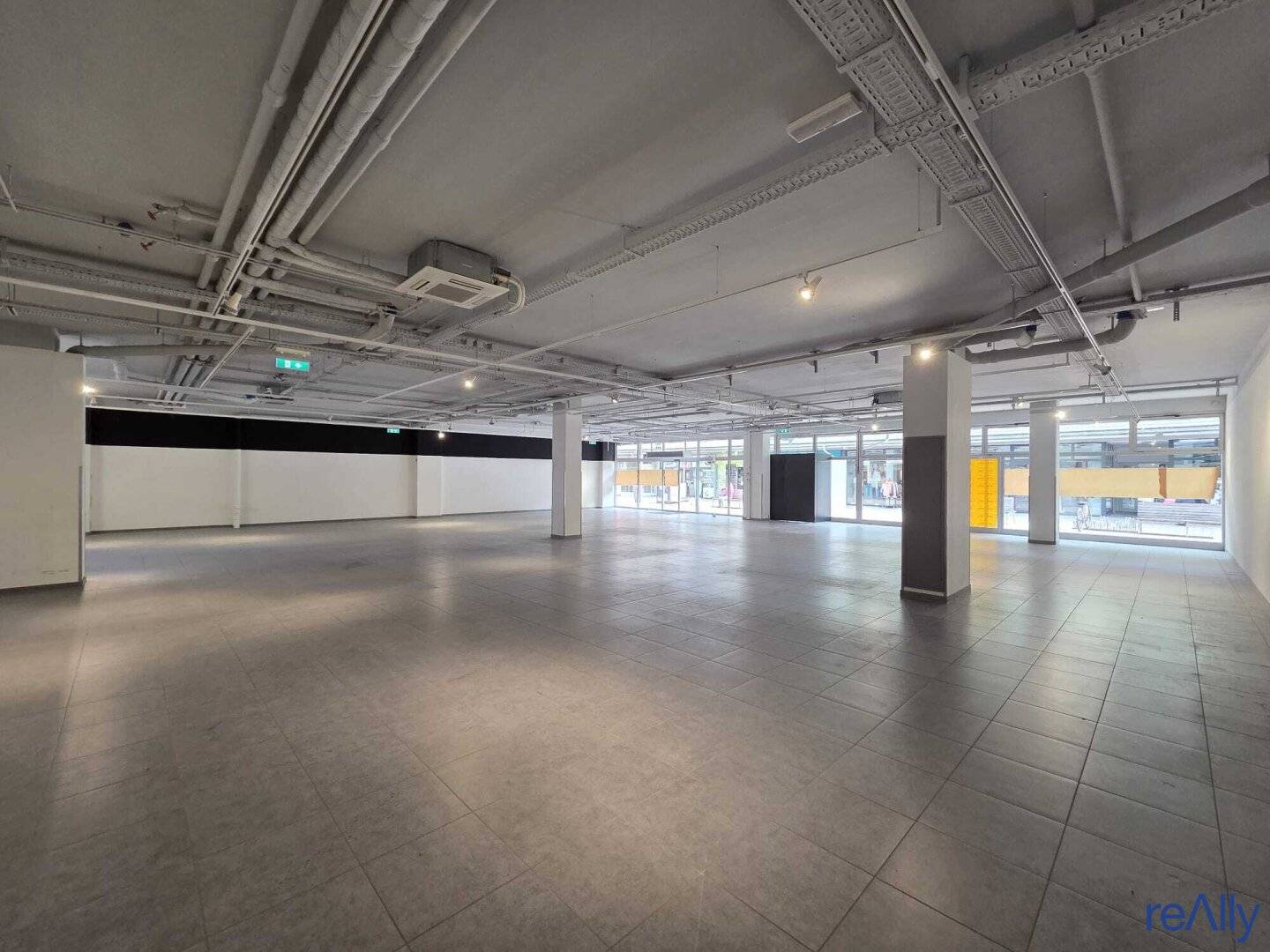 Hoch frequentiertes Geschäftslokal direkt in Stock-City Plaza zu vermieten