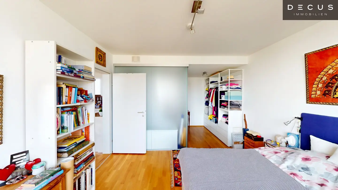 Apartment with terrace and parking near main station