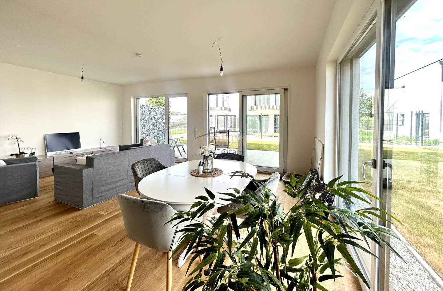 Semi-Detached House with Garden and Terrace