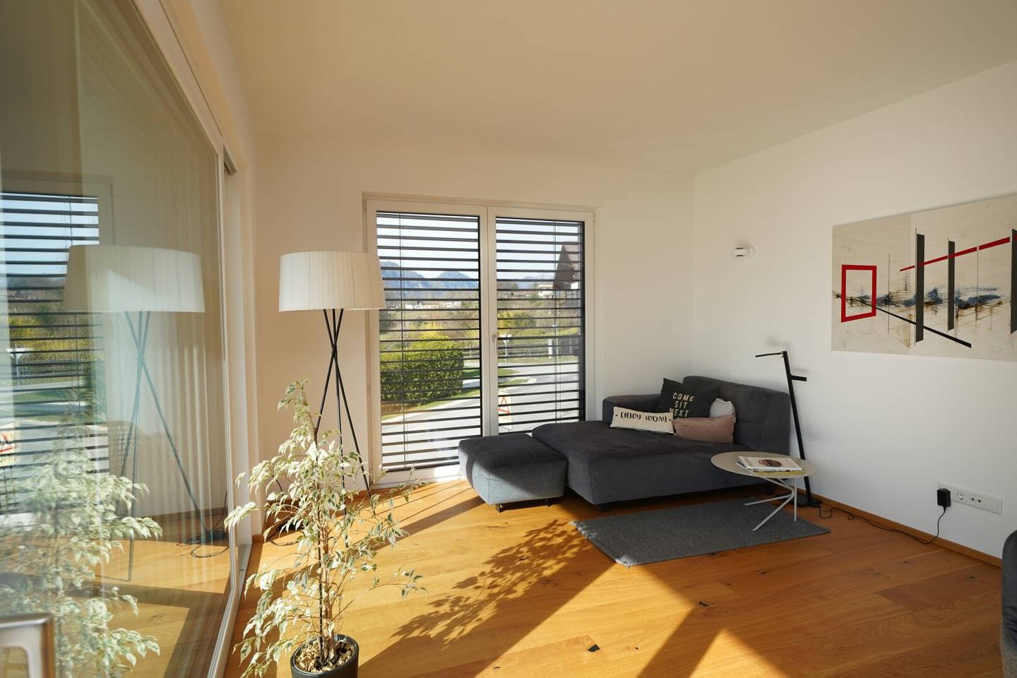 Apartment with lake view and spacious loggia