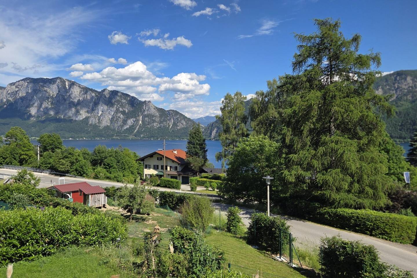 Apartment with lake view and spacious loggia
