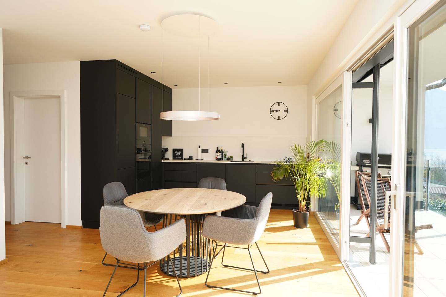 Apartment with lake view and spacious loggia
