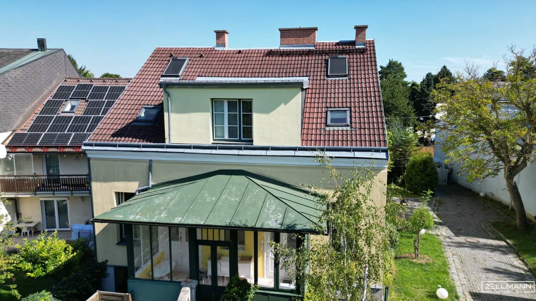 Dachgeschosswohnung mit parkähnlichem Eigengarten
