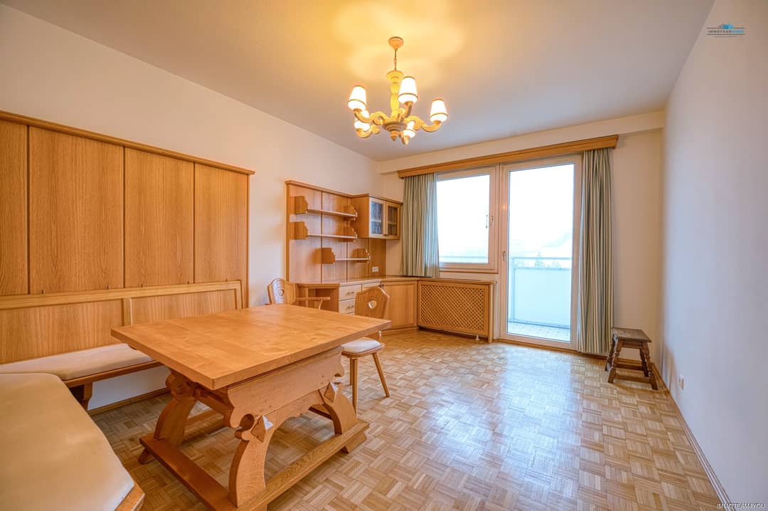Apartment in central location with balcony and mountain view