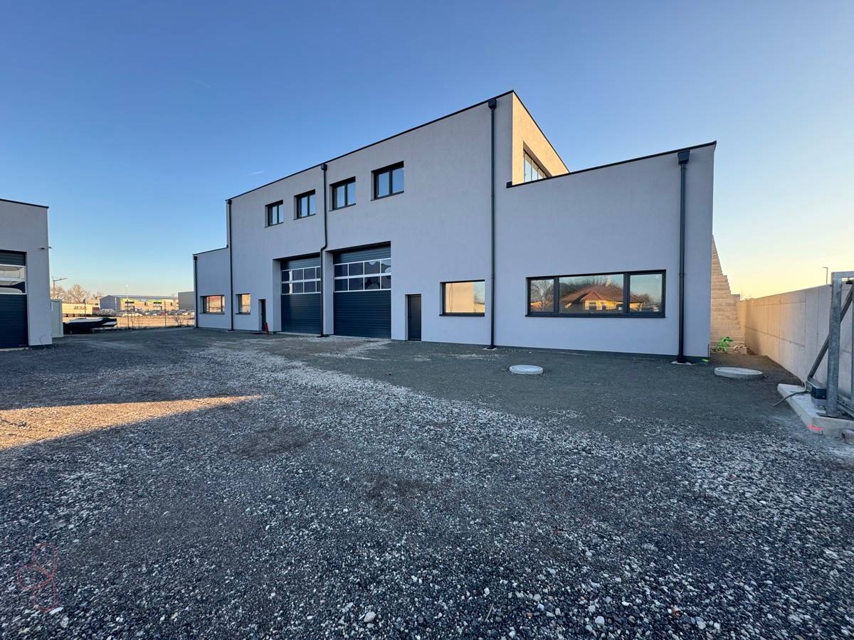 2 Warehouses with living/office units, 650 m²