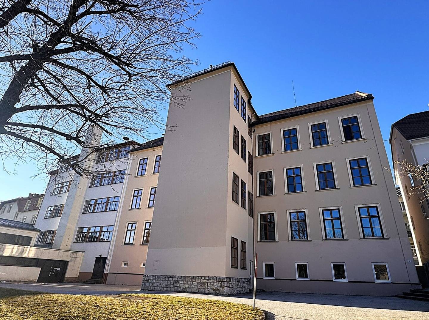 Baurecht für zwei historische Schulgebäude im Zentrum von Mariazell