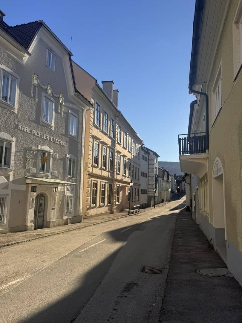 Baurecht für zwei historische Schulgebäude im Zentrum von Mariazell