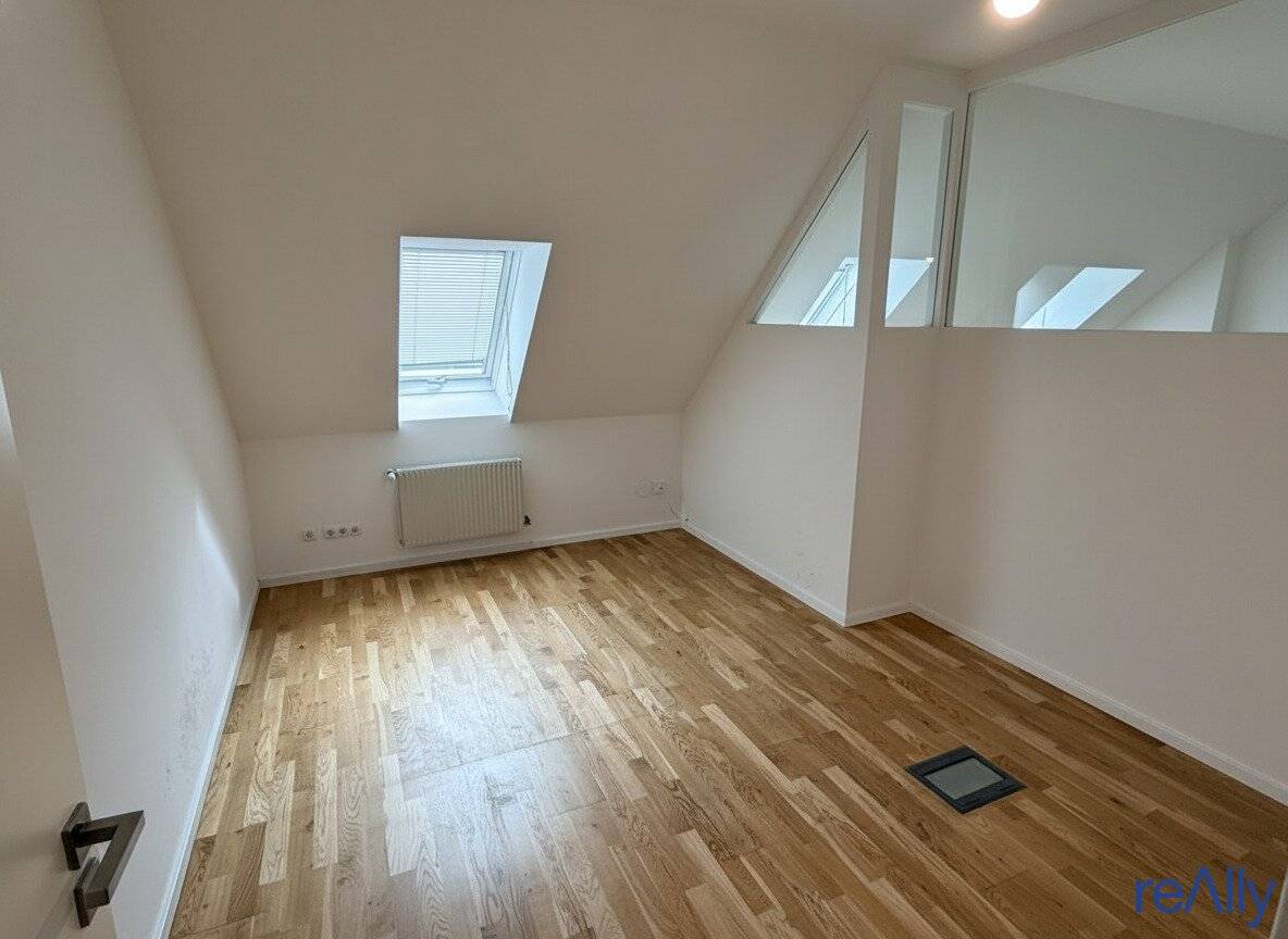Klimatisiertes DG-Büro inkl. kleiner Terrasse in TOP-Lage OPER