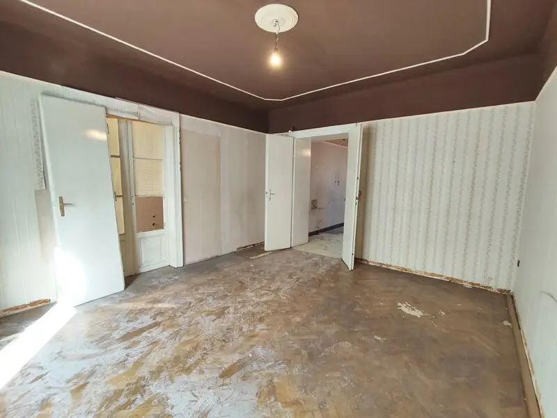 Westbahnstraße/Neubaugasse! Sonnige 3-Zimmer Altbauwohnung zum Sanieren im 2. Stock!