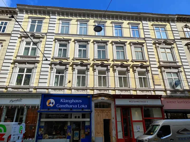 Westbahnstraße/Neubaugasse Sunny 3-room period apartment for renovation on the 2nd floor