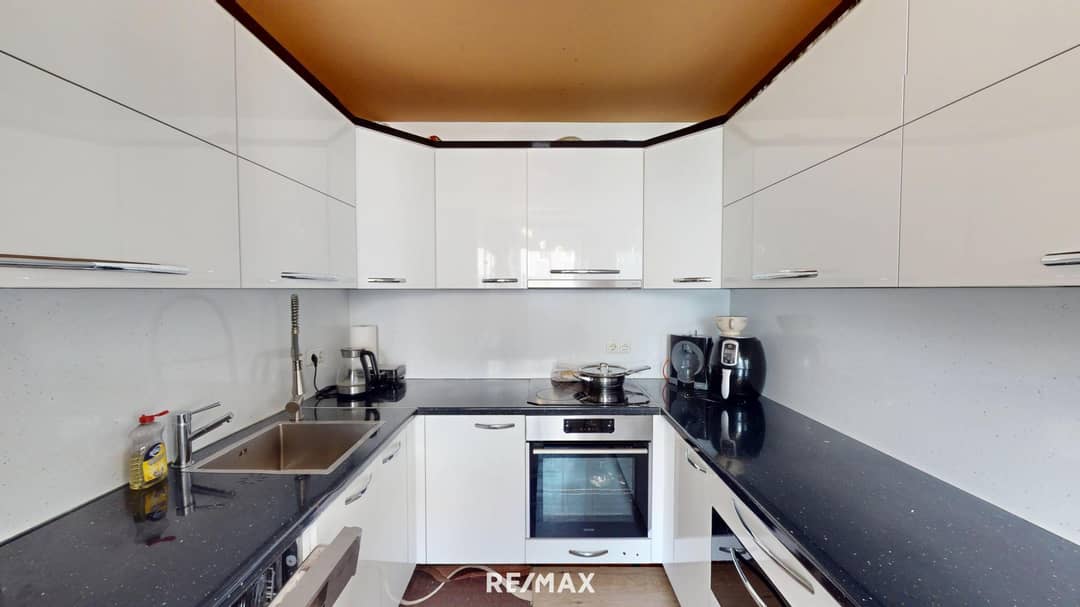 Wohnung modernisiert Loggia und Tiefgaragenplatz