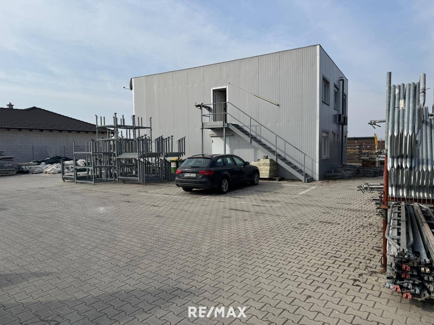 Industrial Site with Hall, 738 m²