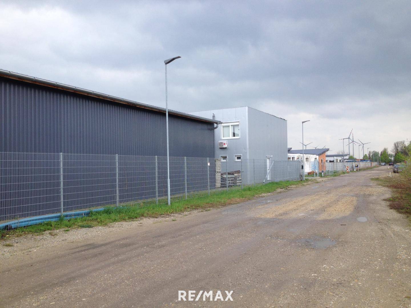 Industrial Site with Hall, 738 m²