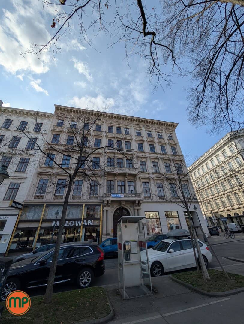 Magnificent Residence at the Burggarten: 200 m² Elegance &amp; History