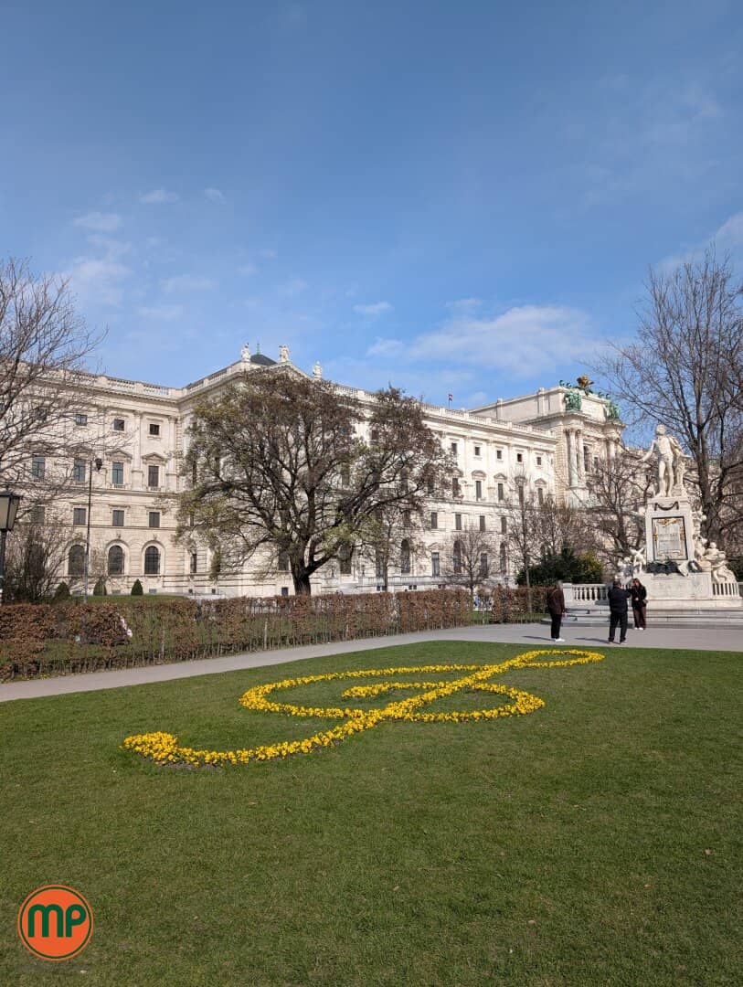 Magnificent Residence at the Burggarten: 200 m² Elegance &amp; History