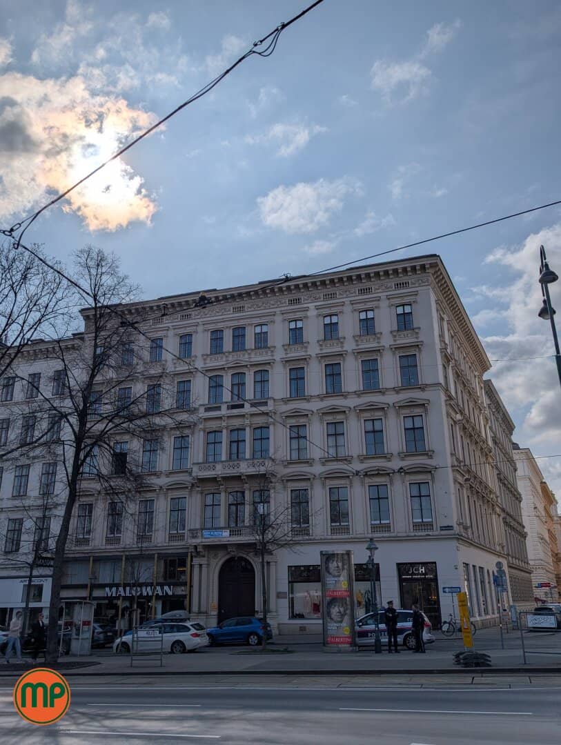 Magnificent Residence at the Burggarten: 200 m² Elegance &amp; History