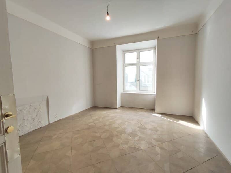 Westbahnstraße/Neubaugasse Bright 2-room old building apartment for renovation on 1st floor Top05