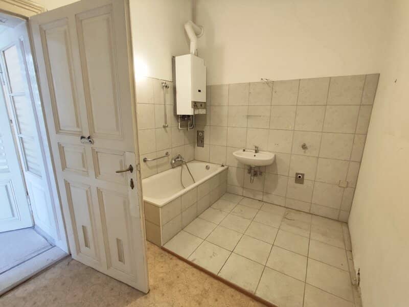 Westbahnstraße/Neubaugasse Bright 2-room old building apartment for renovation on 1st floor Top05