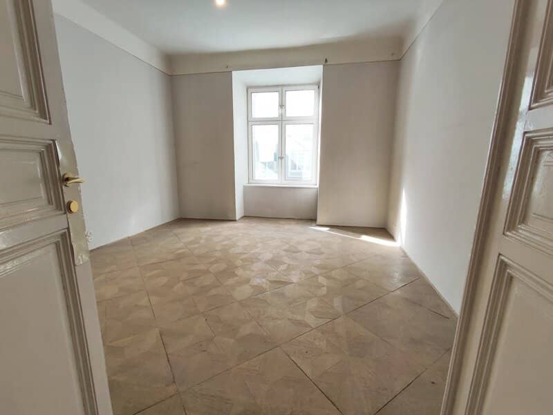 Westbahnstraße/Neubaugasse Bright 2-room old building apartment for renovation on 1st floor Top05