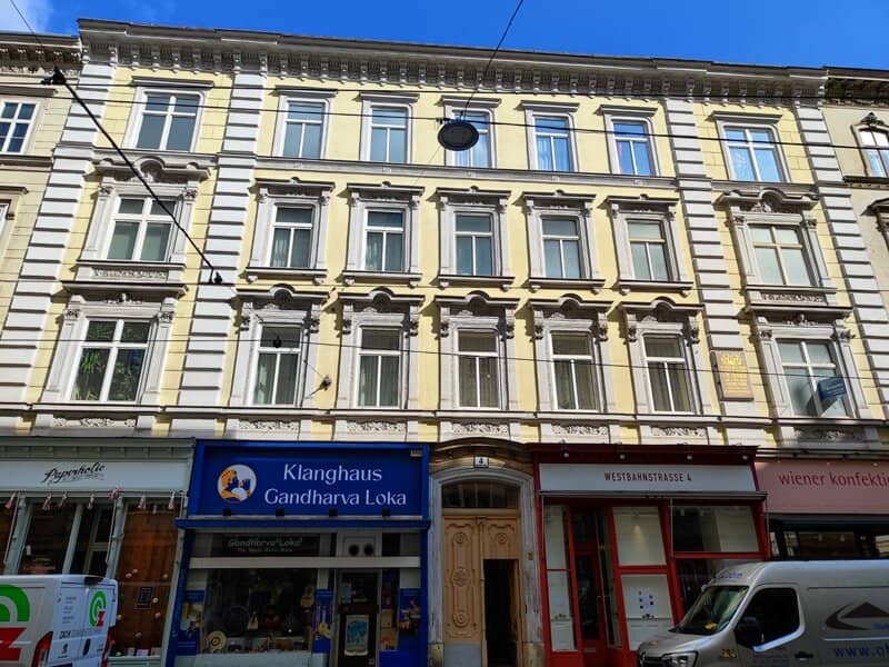 Westbahnstraße/Neubaugasse Bright 2-room old building apartment for renovation on 1st floor Top05