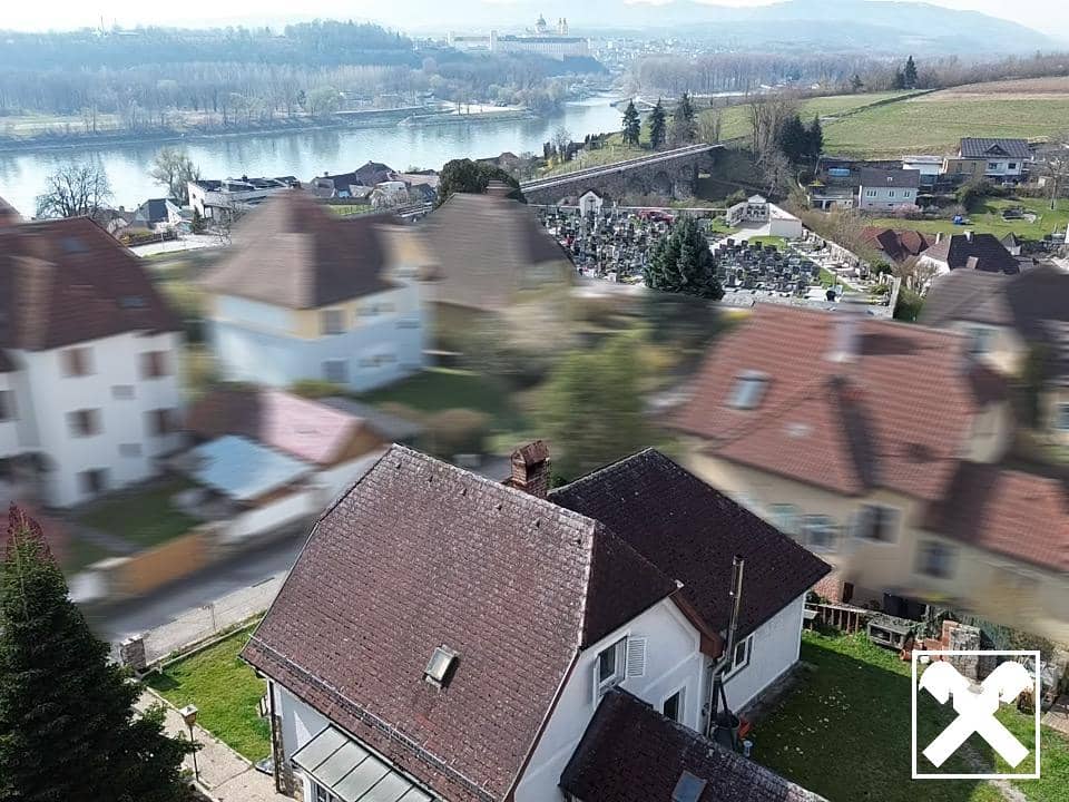 Renovation-needed family home w/ garden