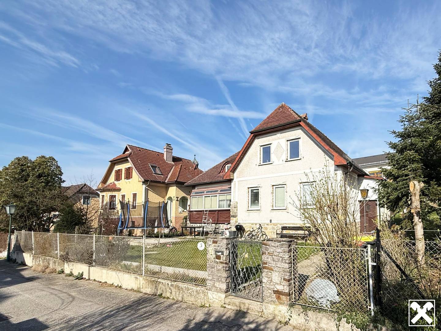 Renovation-needed family home w/ garden