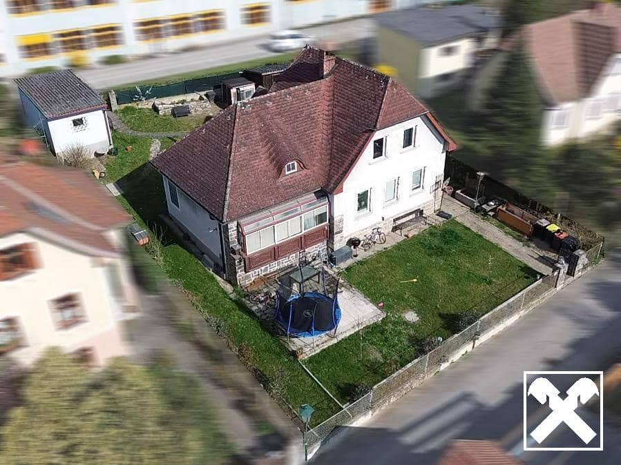 Renovation-needed family home w/ garden