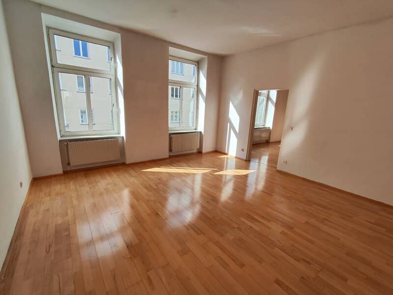 Bright period apartment with parquet in central location