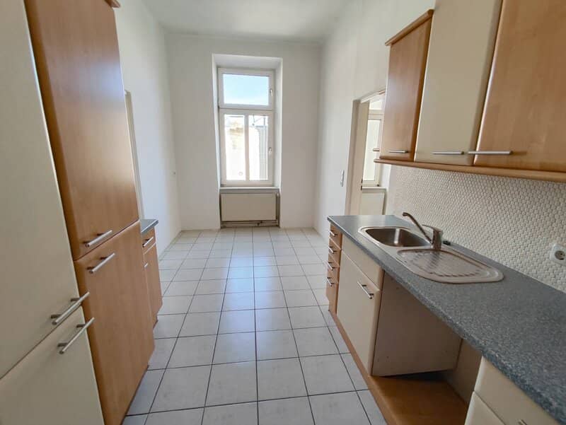 Bright period apartment with parquet in central location