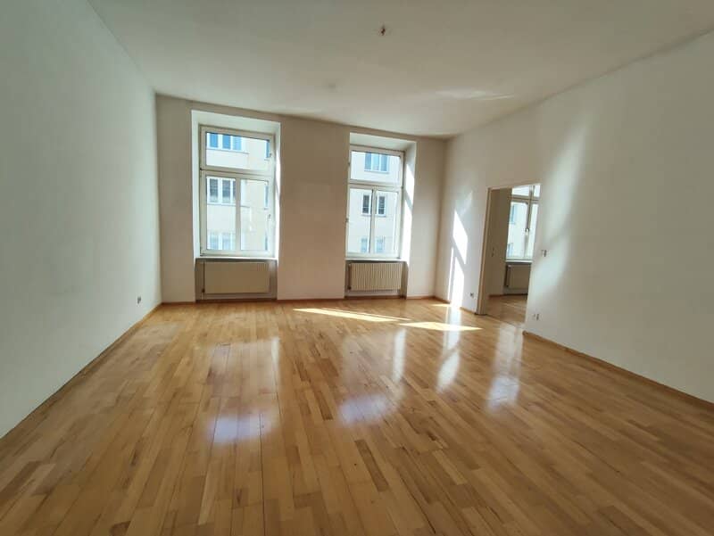 Bright period apartment with parquet in central location