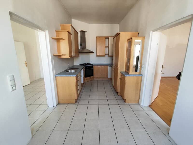 Bright period apartment with parquet in central location