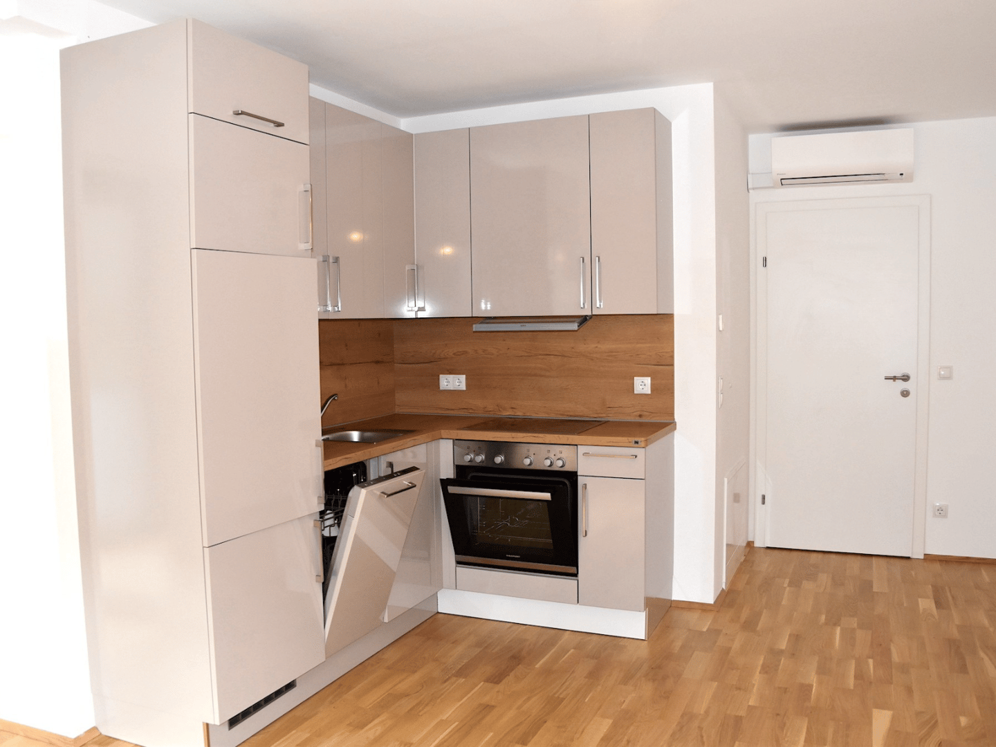 Apartment with loggia near U6 Alser Street in a quiet area