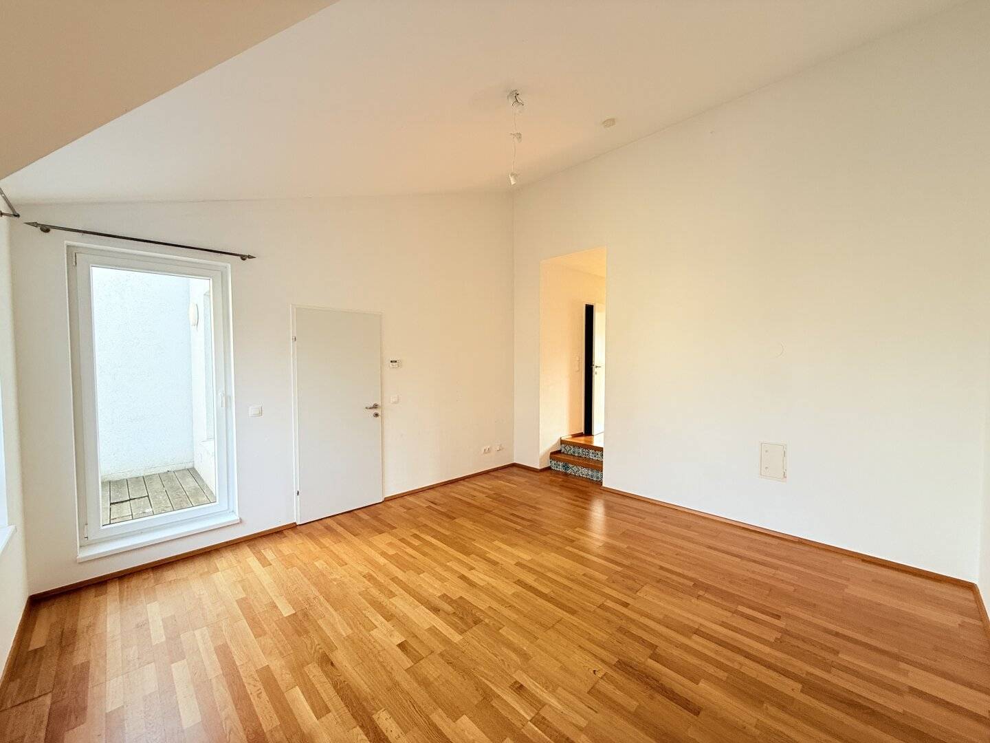 Attic apartment quiet location with lift and balcony