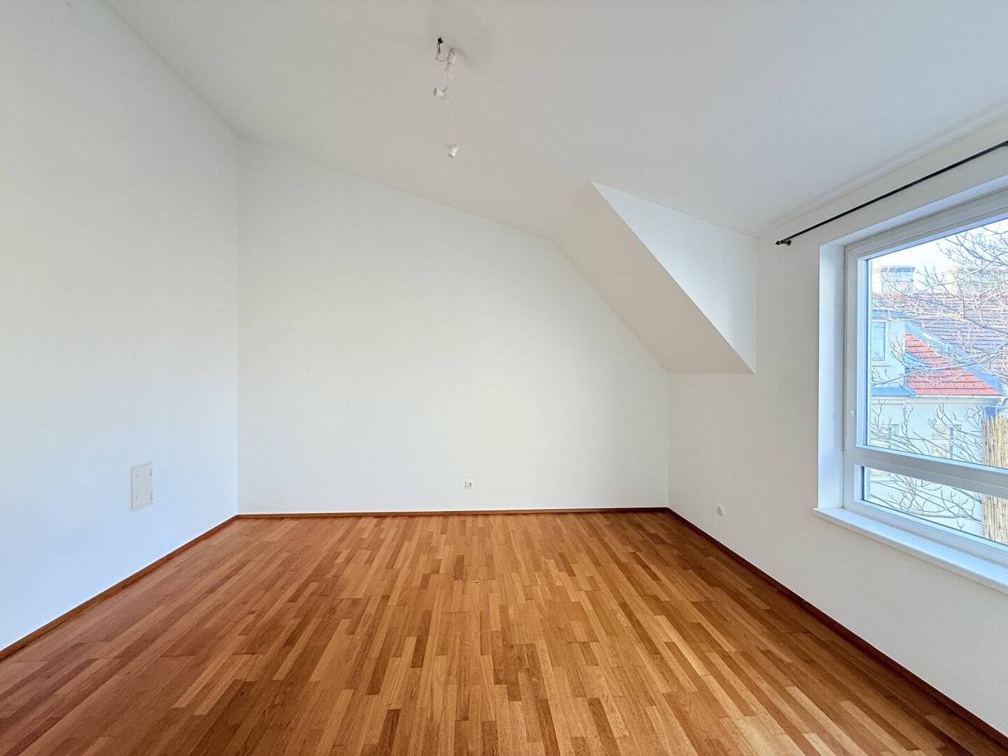 Attic apartment quiet location with lift and balcony