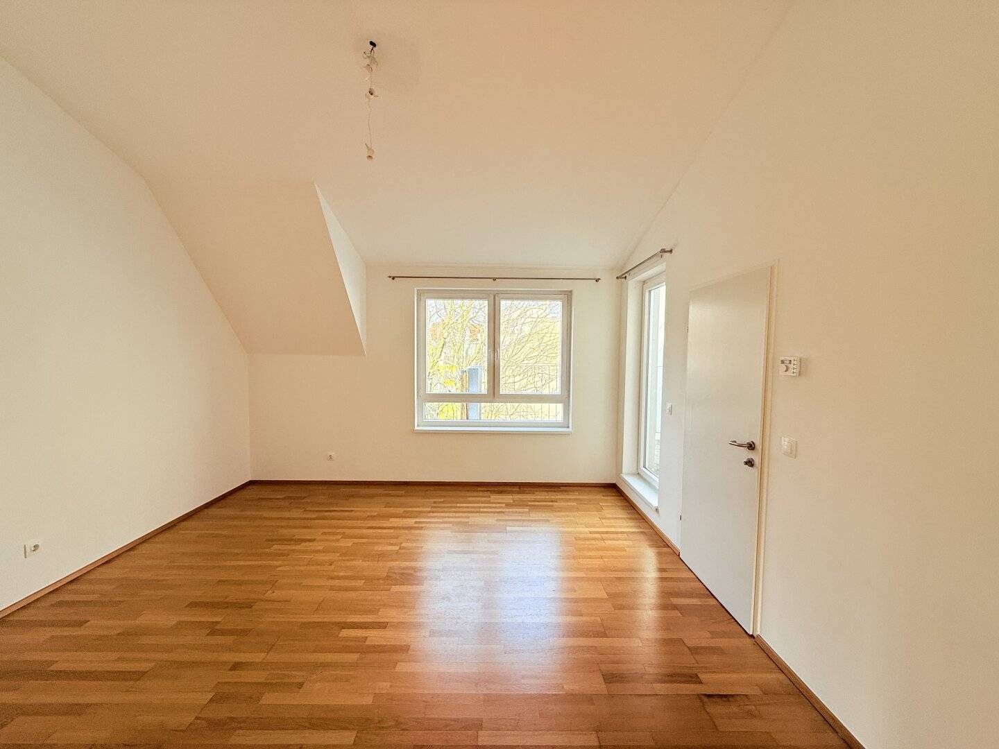 Attic apartment quiet location with lift and balcony