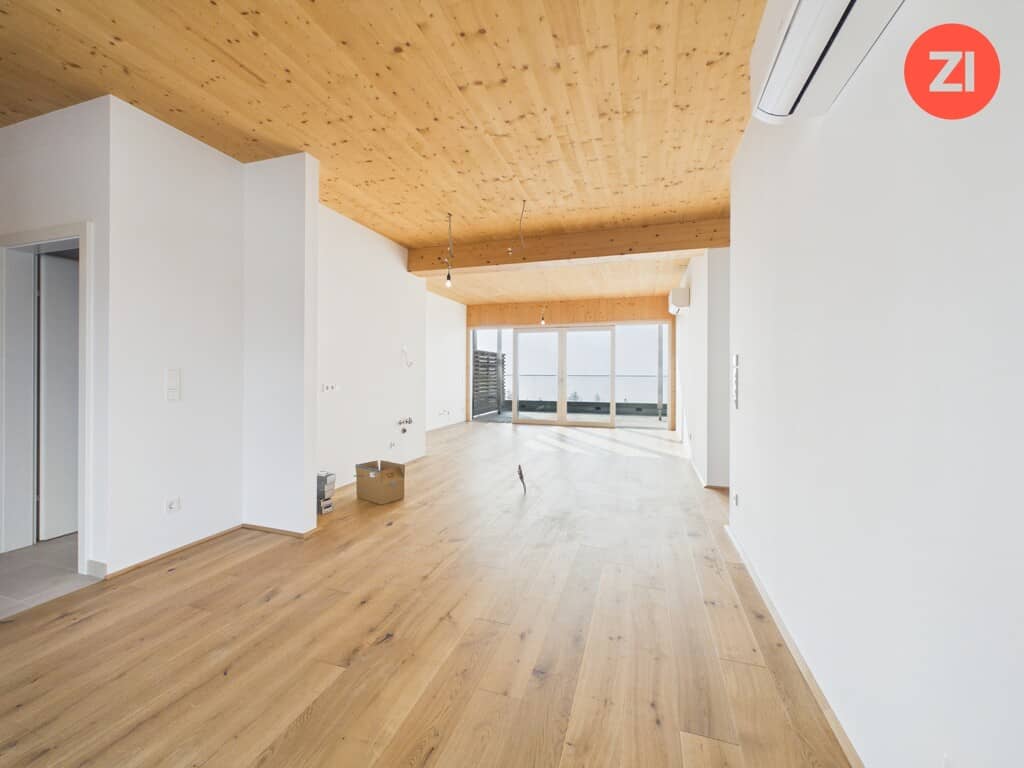 Dachgeschosswohnung mit Terrasse und hellen Räumen