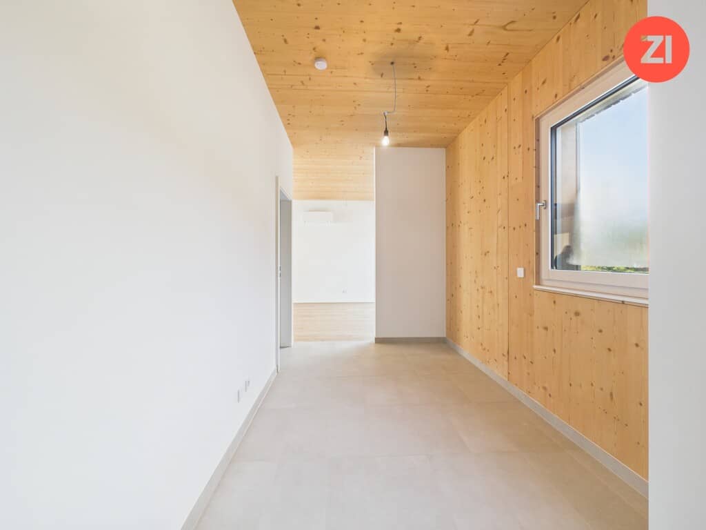 Dachgeschosswohnung mit Terrasse und hellen Räumen