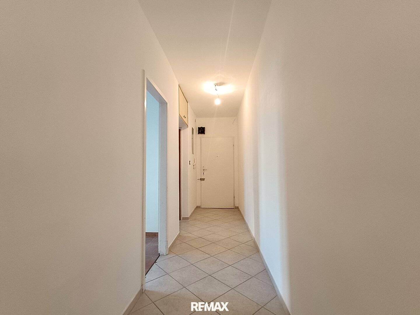 Bright four room apartment with balcony and good transport links