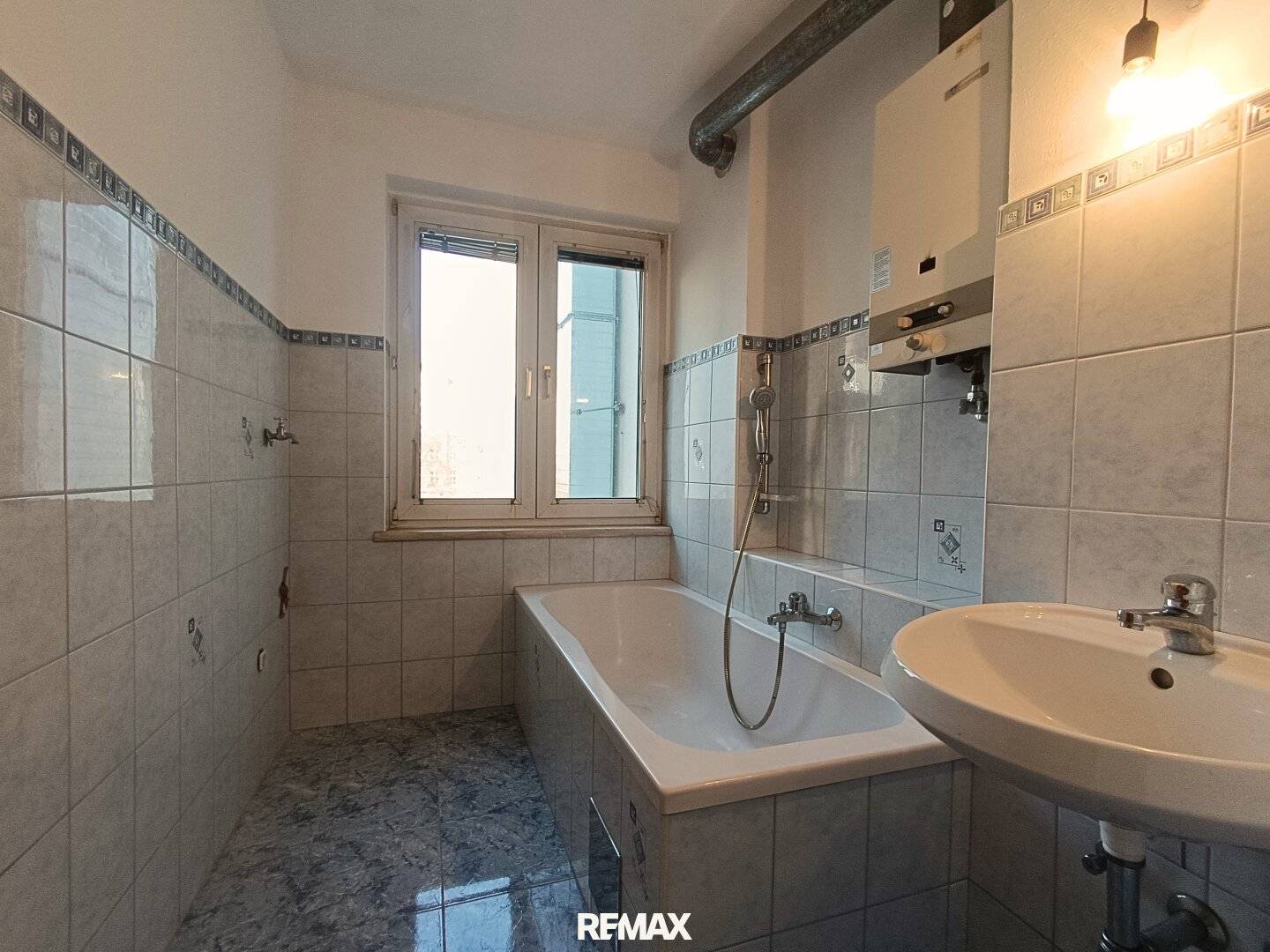 Bright four room apartment with balcony and good transport links
