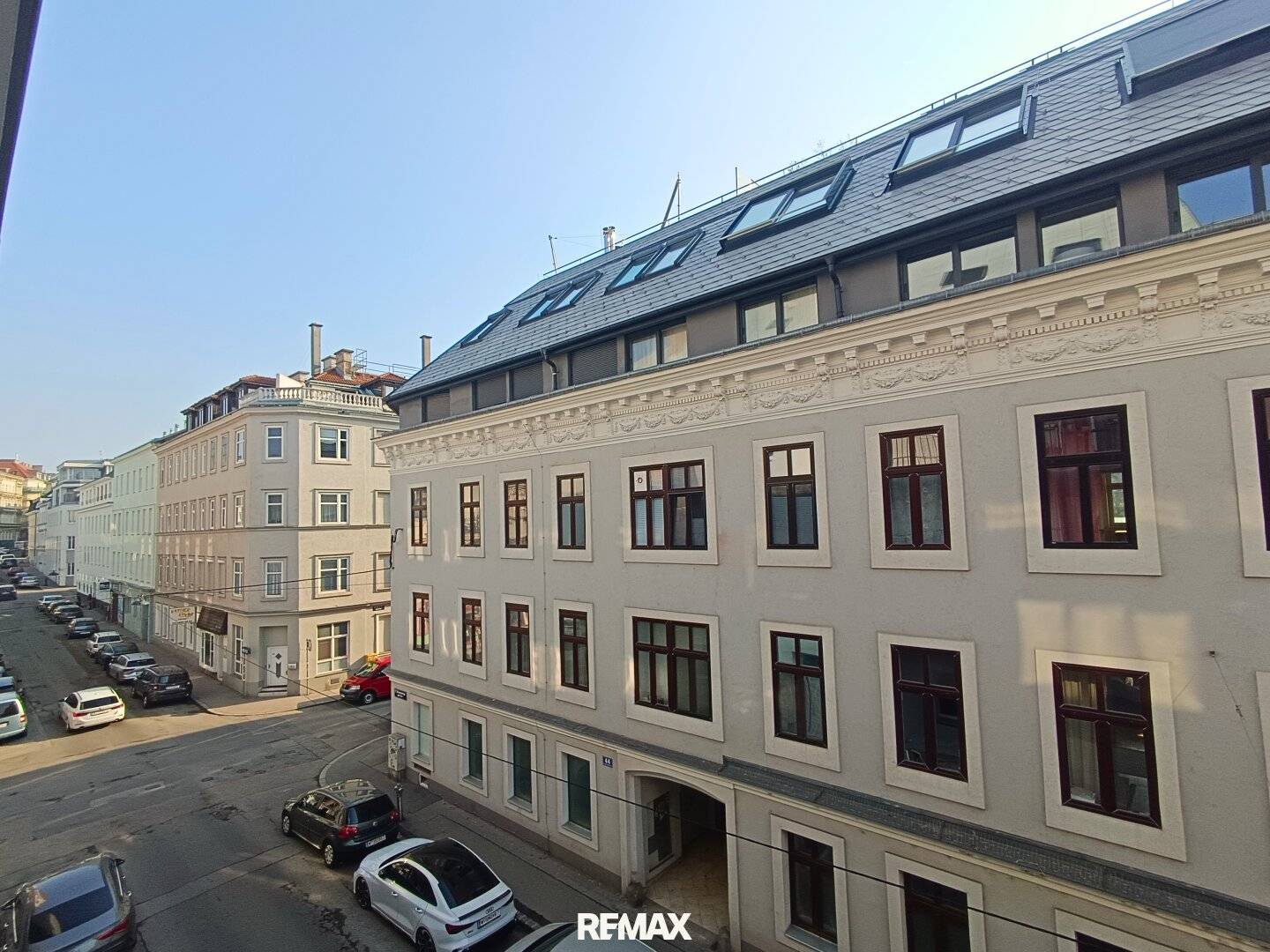 Bright four room apartment with balcony and good transport links