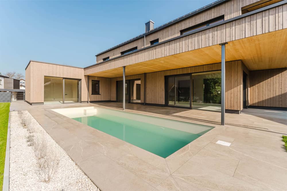 Die stilvoll gestaltete Poollandschaft mit Sonnenterrasse