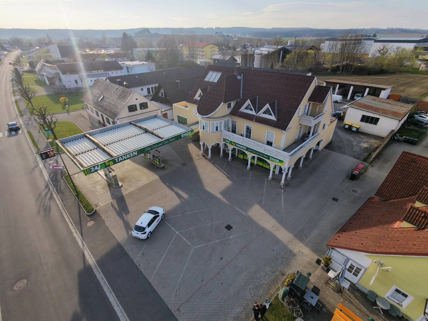 Gebäude mit Lager & Wohnung, 2300m²