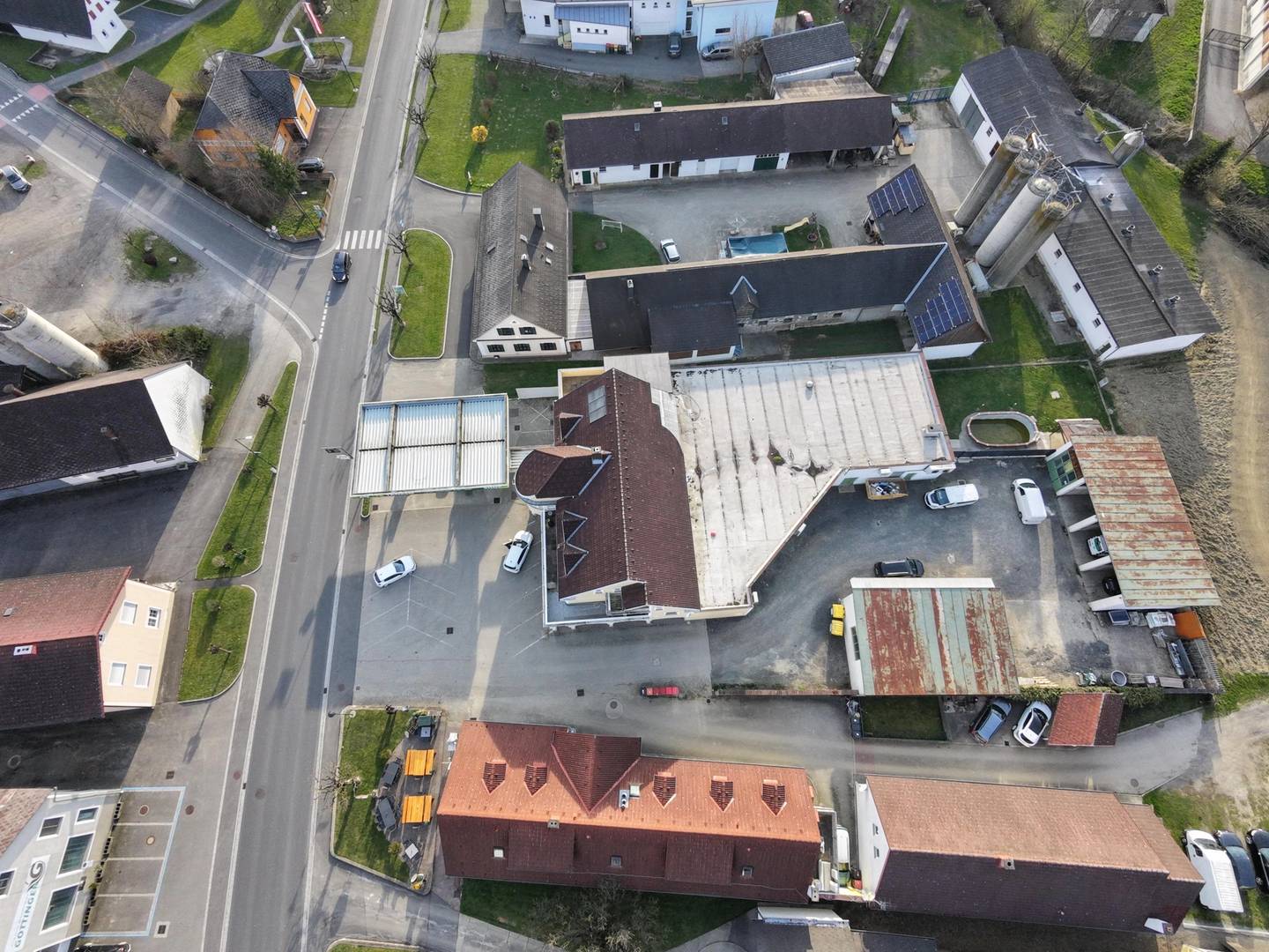 Gebäude mit Lager & Wohnung, 2300m²