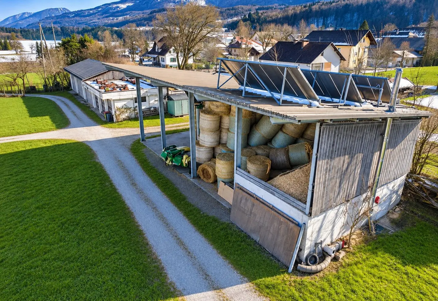 Platz für Maschinen & Material: 977 m² Grund mit offener Halle