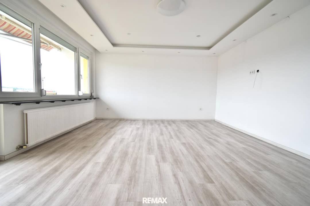 Wohn- und Essbereich mit Ausgang zum Balkon