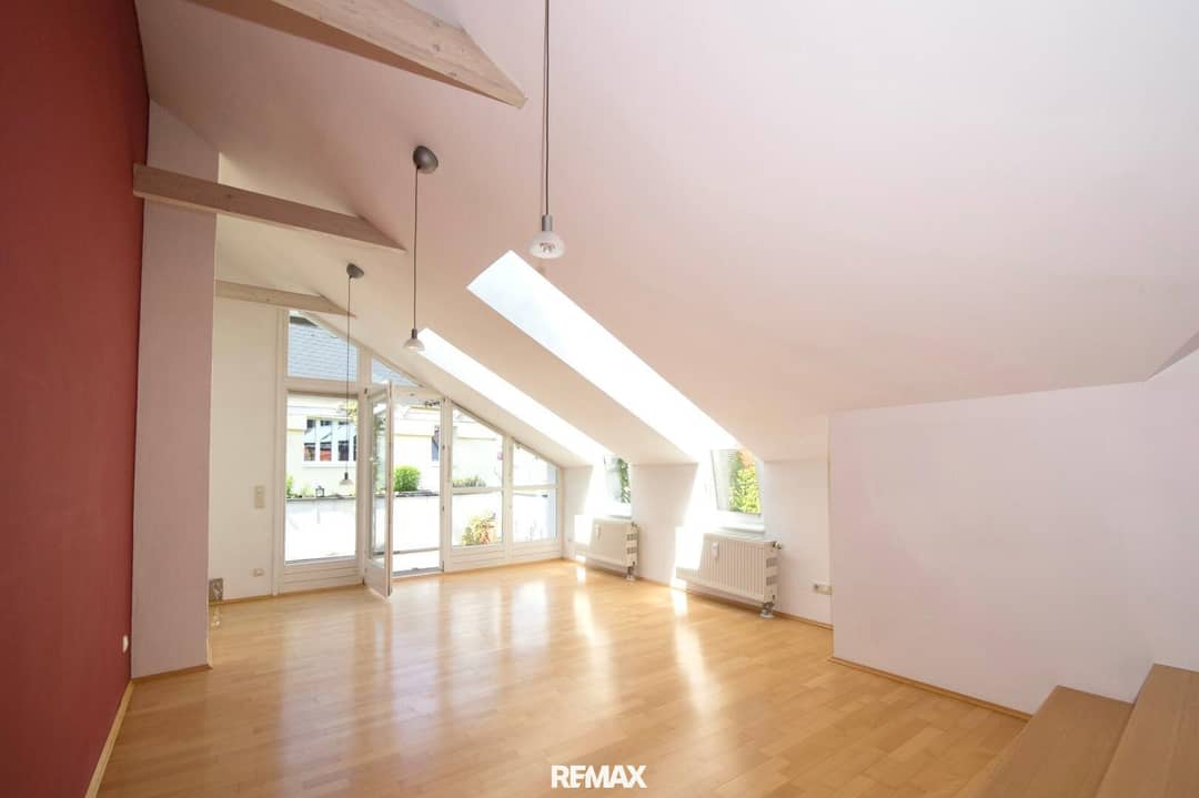 offenes Wohnzimmer mit Ausgang zur Dachterrasse